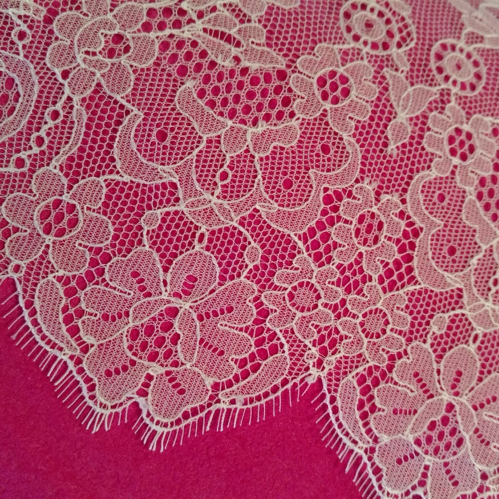 Genuine Spanish lace bridal mantilla veil - Picture 3 of 10